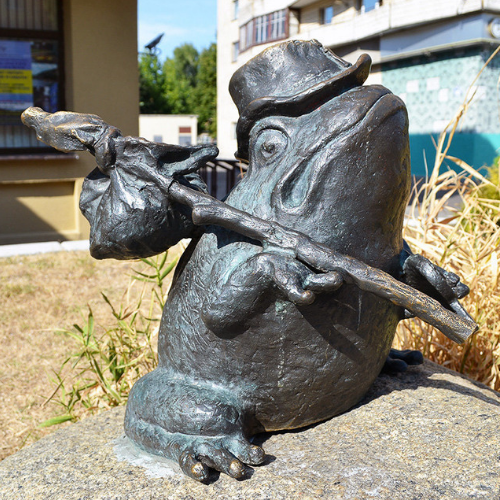 Скульптура лягушки-путешественницы