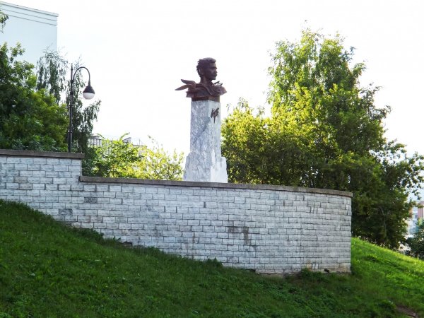 Памятник А.С. Грину,,Киров