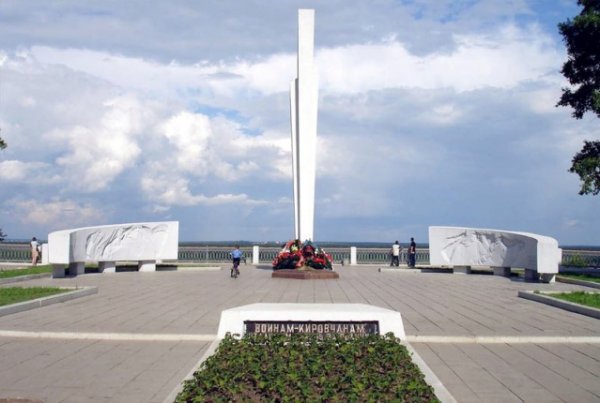 Памятник-обелиск «Воинам-кировчанам»,вечный огонь,,Киров