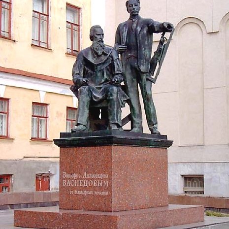 Памятник В.М. и А.М. Васнецовым,,Киров