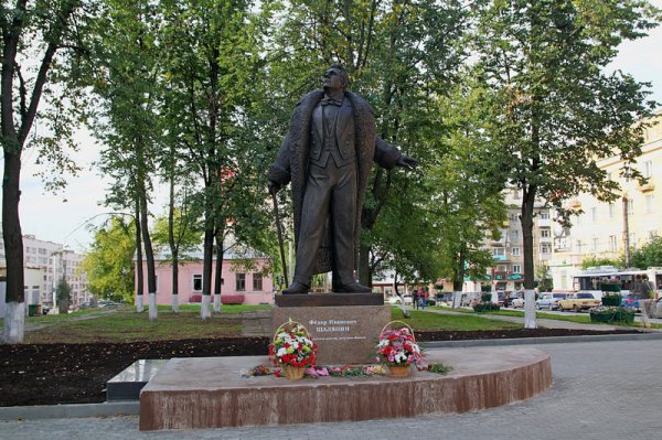Памятник Ф.И. Шаляпину,,Киров
