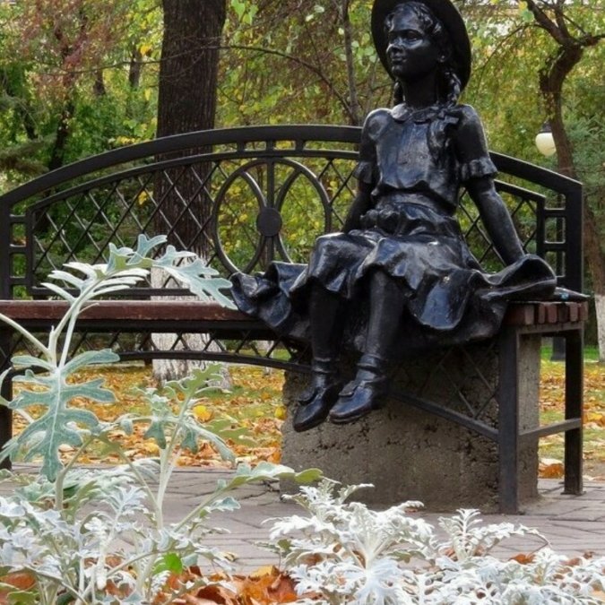 Девочка на скамейке,Памятник, скульптура,Тюмень