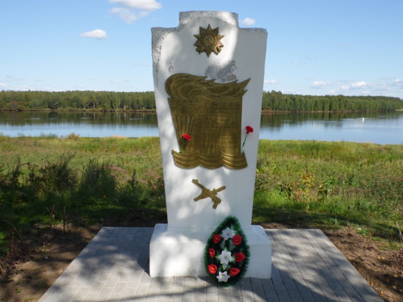 Памятник на месте, откуда 21 июня 1944 года 16 добровольцев первыми форсировали р.Свирь.