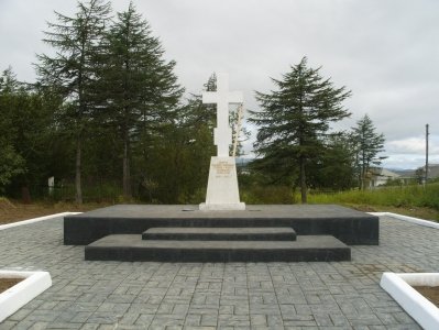 Мемориальный знак грекам — невинным жертвам сталинских репрессий Поклонный крест,Памятник, скульптура,Магадан