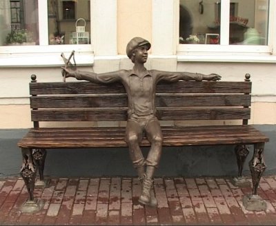 Скульптура мальчика с рогаткой на скамейке,Скульптура,Владимир