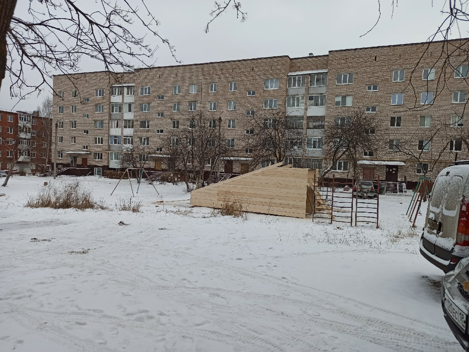 Деревянную горку устанавливают в 1 микрорайоне.
