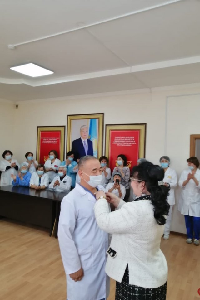Врач столичной поликлиники удостоен медали «Алтын дәрігер»