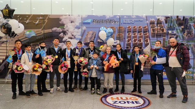 В столичном аэропорту встретили призеров чемпионата мира по грэпплингу