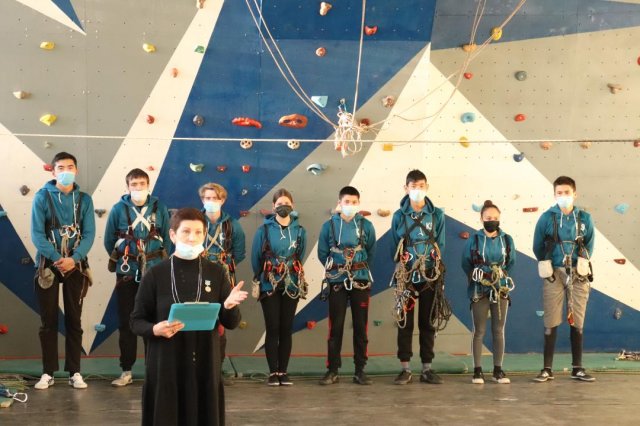Покоряя городские вершины: Шахтинскому Дворцу школьников подарили скалодром