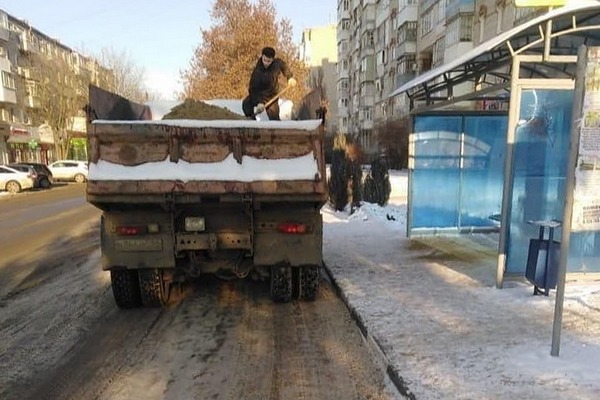 В Азове коммунальщики начали на борьбу со снегом и гололёдом