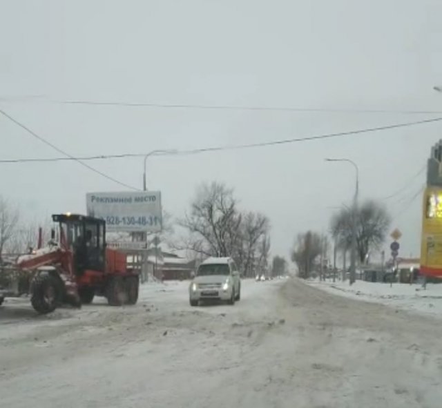 Стала известна причина нечищеных дорог в Азове  