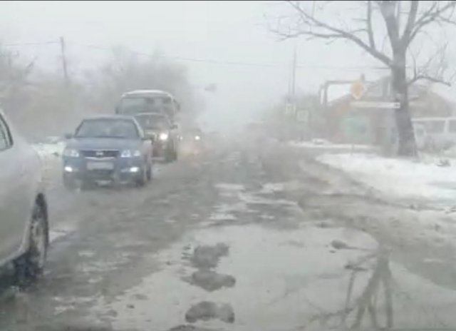 Позором и показухой назвали уборку дорог в Азове 