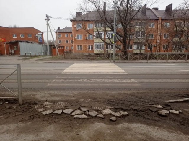 Жители г.Азова пожаловались на утопающие в грязи пешеходные переходы