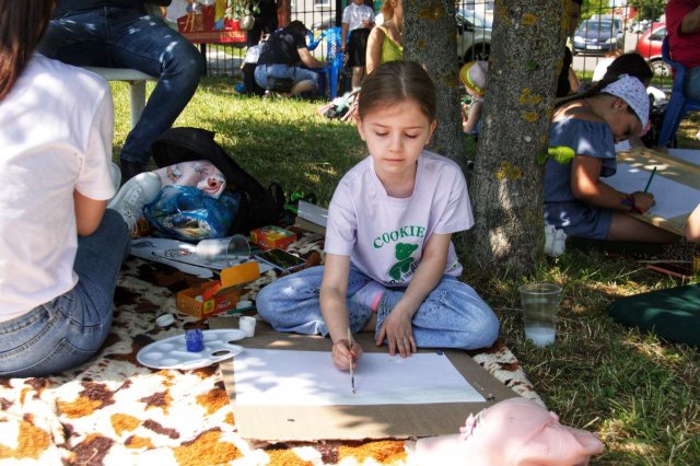 Сегодня в Азове состоялся традиционный фестиваль детского пленэрного рисунка «Ласточкино гнездышко».