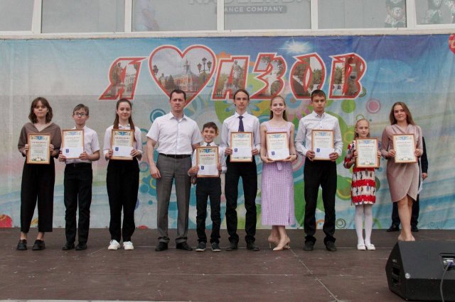 В Азове , в День защиты детей вручили стипендии детям, особо отличившимся в искусстве, спорте и учёбе.