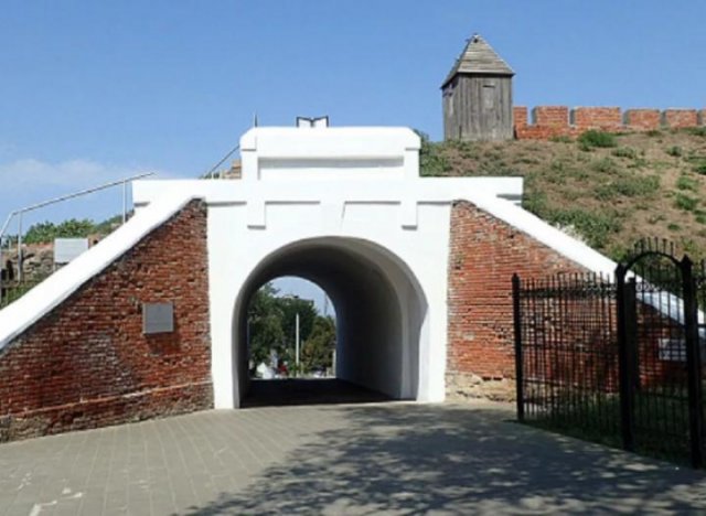  Алексеевские ворота – одна из главных достопримечательностей Азова. 