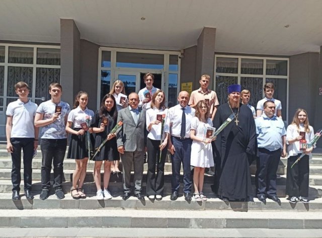 Сегодня в администрации города Азова поздравляли участников акции «Я гражданин России!».