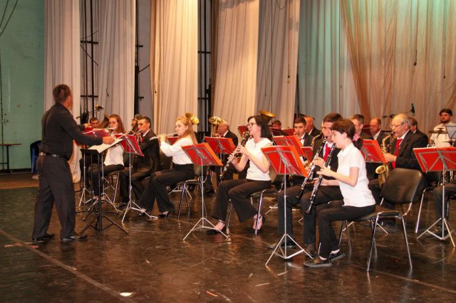 Сегодня азовский народный духовой оркестр отмечает свое 55-летие.