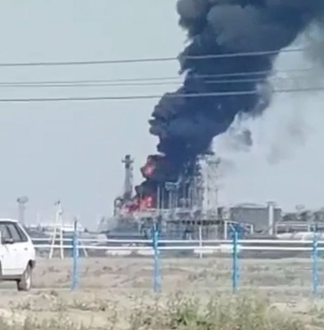 В соцсетях публикуют видео предположительного удара по нефтеперерабатывающему заводу в Ростовской области