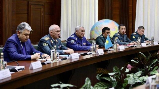 Зачем министр обороны Казахстана встречался с российским коллегой