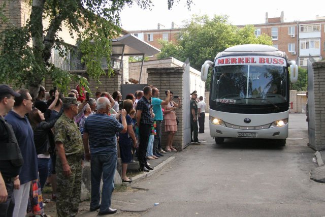 Сегодня в Азове 🚌 в рамках весеннего призыва на военную службу отправилась очередная команда призывников. 