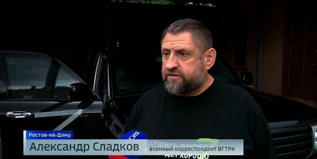 Знаменитому военкору Александру Сладкову в Ростове  подарили бронированный автомобиль