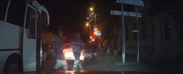 В Ростове невоспитанный водитель показал неприличный жест сотрудникам ОМОНа - Обошлось без жертв