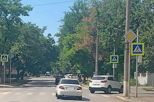 В Азове на пересечении улиц Кондаурова и переулка Красноармейский пожилой водитель сбил женщину на «зебре»