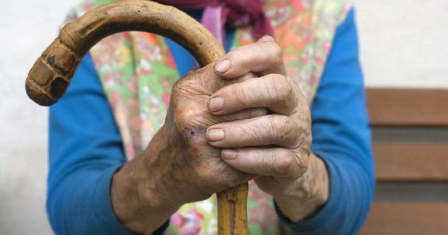 96 летняя женщина дала отпор  напавшему на неё грабителю