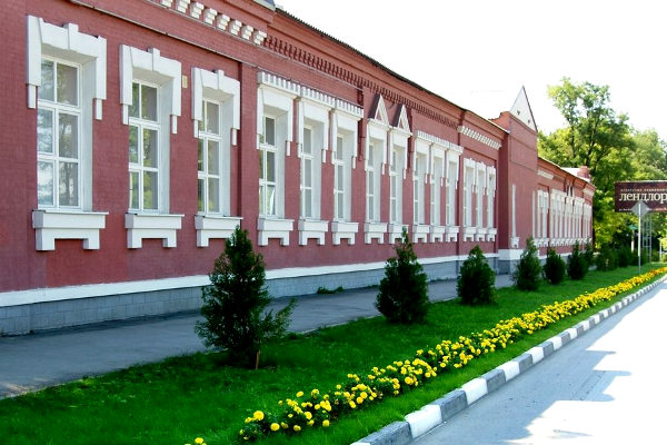 Сразу в нескольких азовских школах проводятся ремонтные и строительные работы.