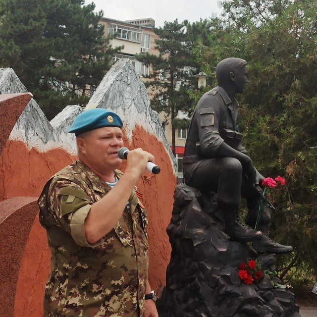 Вчера в Азове на площади Победы прошёл  праздничный митинг, посвященный Дню воздушно-десантных войск! 