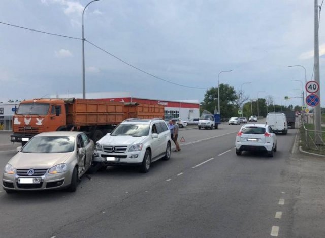 В Азове на  Кагальницком шоссе пострадали двое детей и их бабушка