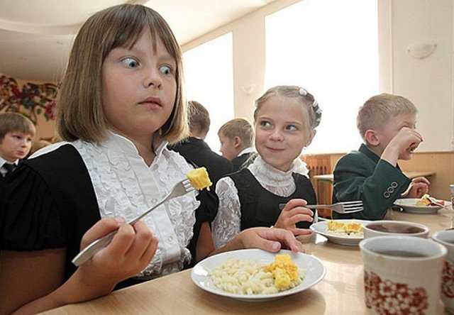 В половине школ Ростовской области нашли нарушения в работе столовых