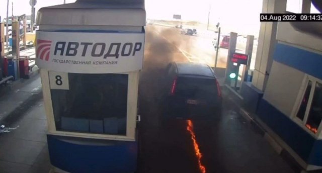 (видео) На терминале оплаты М4 возле Самарского загорелся автомобиль
