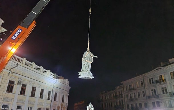 Фото новости: (ВИДЕО) В Одессе демонтировали памятник Екатерине II