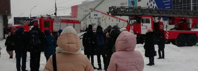 Фото новости: В новосибирском ТРЦ «Сан Сити» эвакуация — подъехали пожарные машины