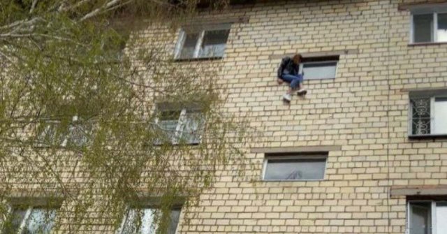 Женщину, пытавшуюся выброситься с окна пятого этажа, спасли полицейские Шахтинска
