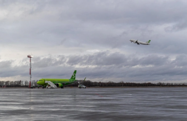 Пять пассажиров рейса Новосибирск — Москва не попали на самолёт: S7 оштрафовали за овербукин