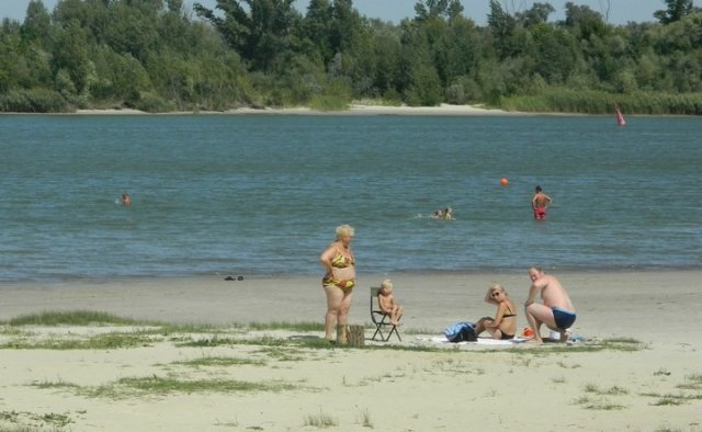 Около 200 тысяч рублей потратят в Азове на обследование дна городского пляжа и анализ проб воды
