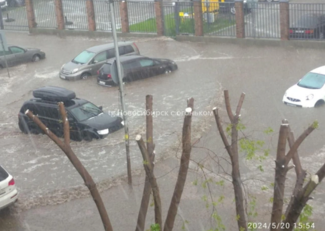 Машины плывут как лодки: из-за мощного ливня затопило дороги Новосибирска