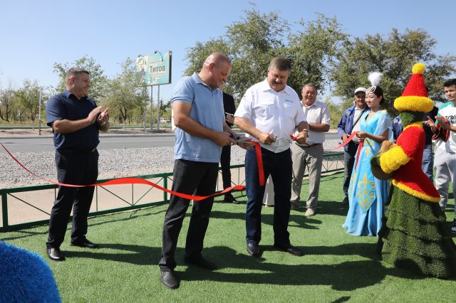 30.08.2024  Глава администрации города Байконура открыл детскую игровую площадку с малыми архитектурными формами