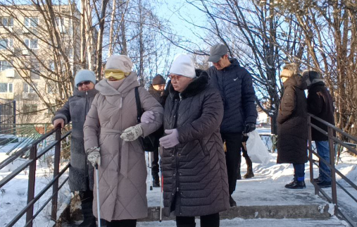 Суть акции была предельно проста – надеть повязку на глаза и с тростью попробовать преодолеть небольшое расстояние.