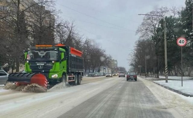 В Азове и его окрестностях сотрудники коммунальных служб приступили к работе по подготовке к возможным неблагоприятным погодным условиям