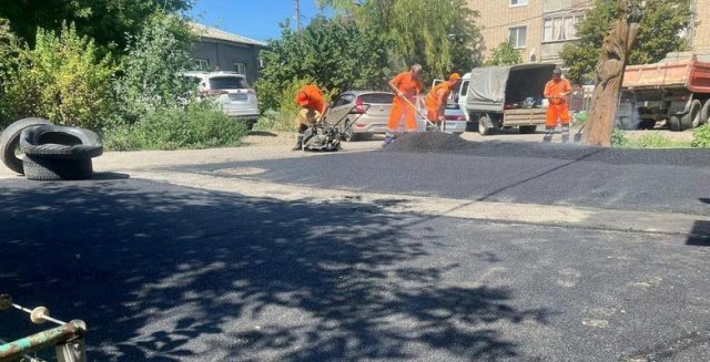 Депутат Госдумы помог ветерану СВО из Азова заасфальтировать дорогу