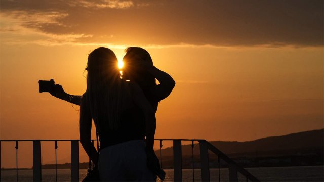 На грани этики и ответственности: кому нельзя выкладывать откровенные фото в соцсетях