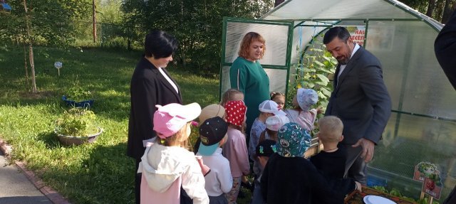 Первый урожай собирают в этом году воспитанники детских садов.