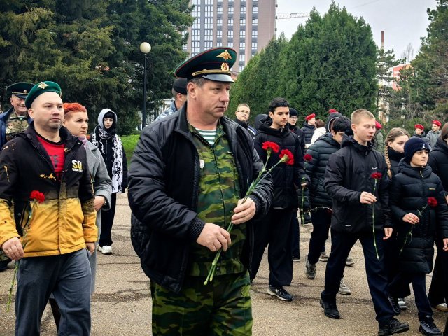 Сегодня в нашей стране чтят память погибших на поле боя, но оставшихся безымянными солдат и офицеров.