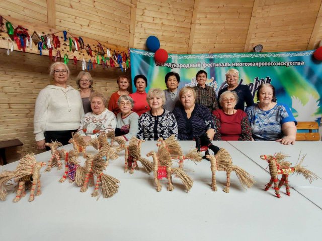 «Солнечный конь» на передовую: нерюнгринские пенсионерки создали обереги для бойцов СВО