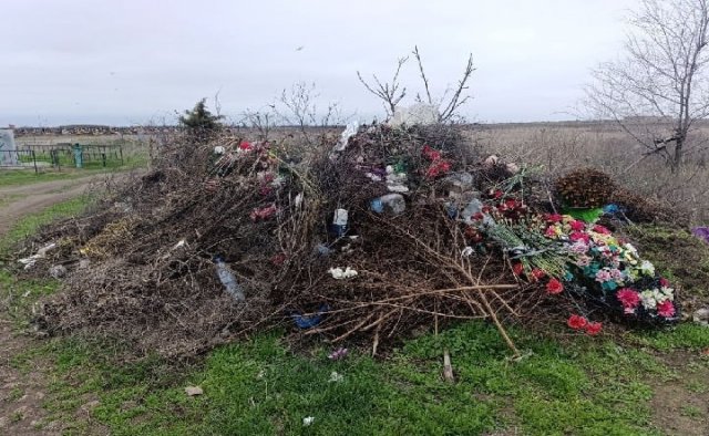 «Стихийные свалки» на кладбище: глава СКР взял ситуацию в Азове на контроль