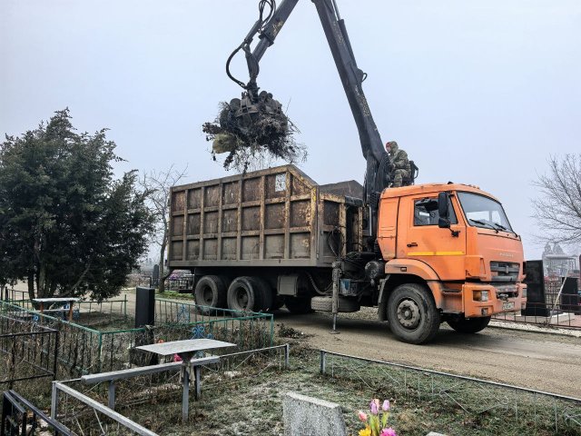 В Азове стартовал очередной этап работ по уборке территории городского кладбища.